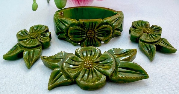 BB4 green bakelite flower set